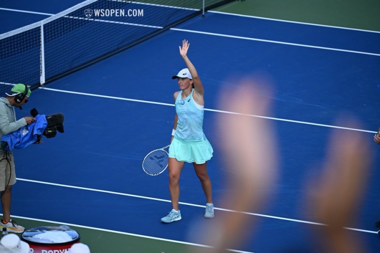 在探讨伊尤 在探讨伊尤